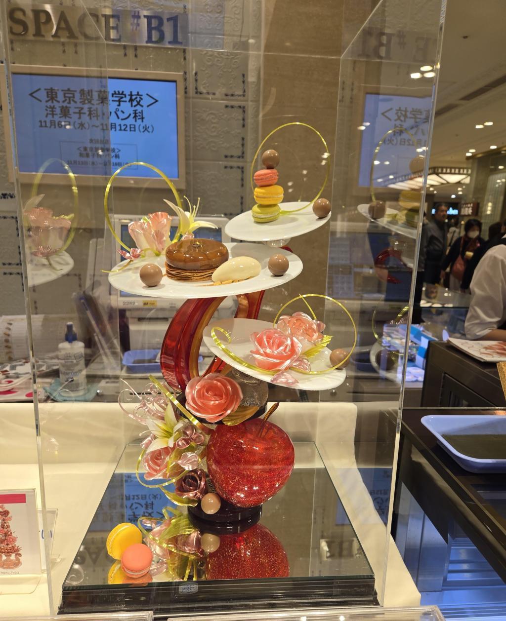  At Nihonbashi Mitsukoshi, a student from Tokyo Confectionery School was selling Western sweets.