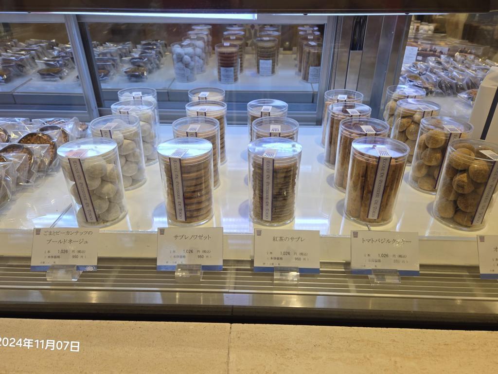  At Nihonbashi Mitsukoshi, a student from Tokyo Confectionery School was selling Western sweets.