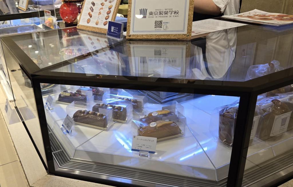  At Nihonbashi Mitsukoshi, a student from Tokyo Confectionery School was selling Western sweets.