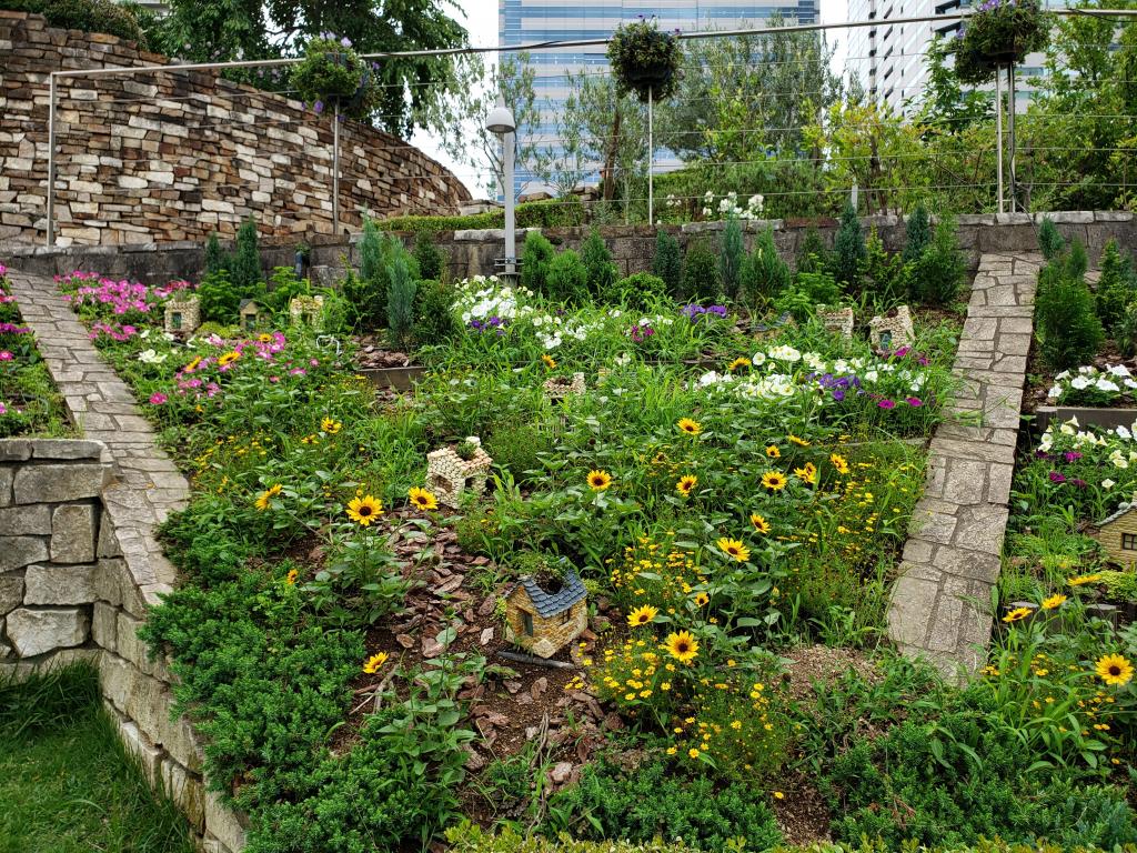  At Harumi Triton Square, colorful flowers are in full bloom.