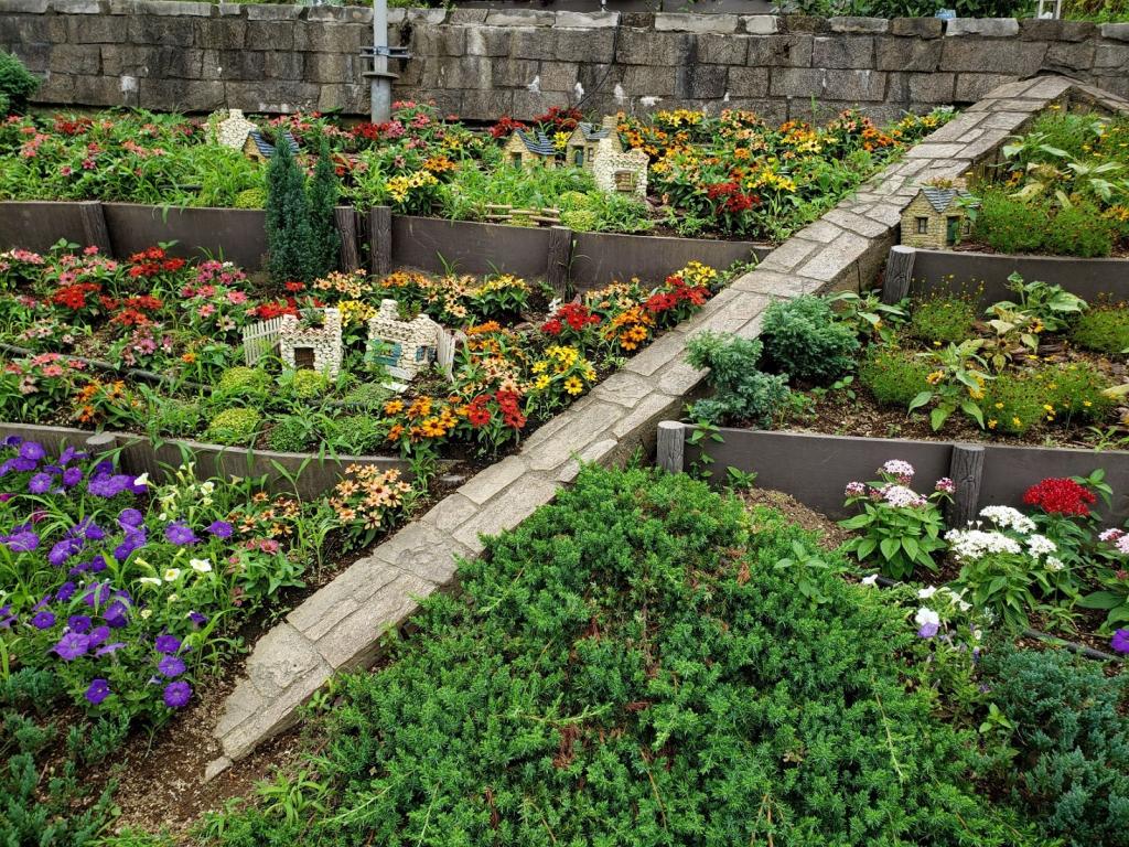  At Harumi Triton Square, colorful flowers are in full bloom.