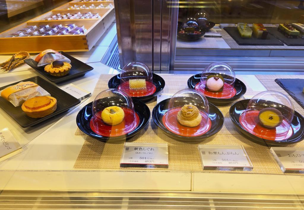  At Nihonbashi Mitsukoshi, a student from Tokyo Confectionery School was selling Japanese sweets.