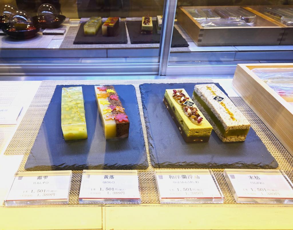  At Nihonbashi Mitsukoshi, a student from Tokyo Confectionery School was selling Japanese sweets.