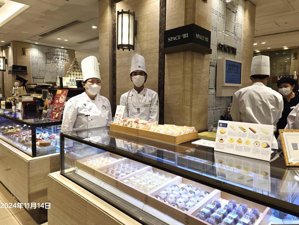  At Nihonbashi Mitsukoshi, a student from Tokyo Confectionery School was selling Japanese sweets.