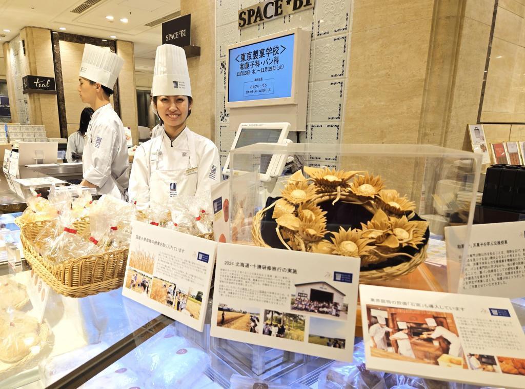  At Nihonbashi Mitsukoshi, a student from Tokyo Confectionery School was selling Japanese sweets.