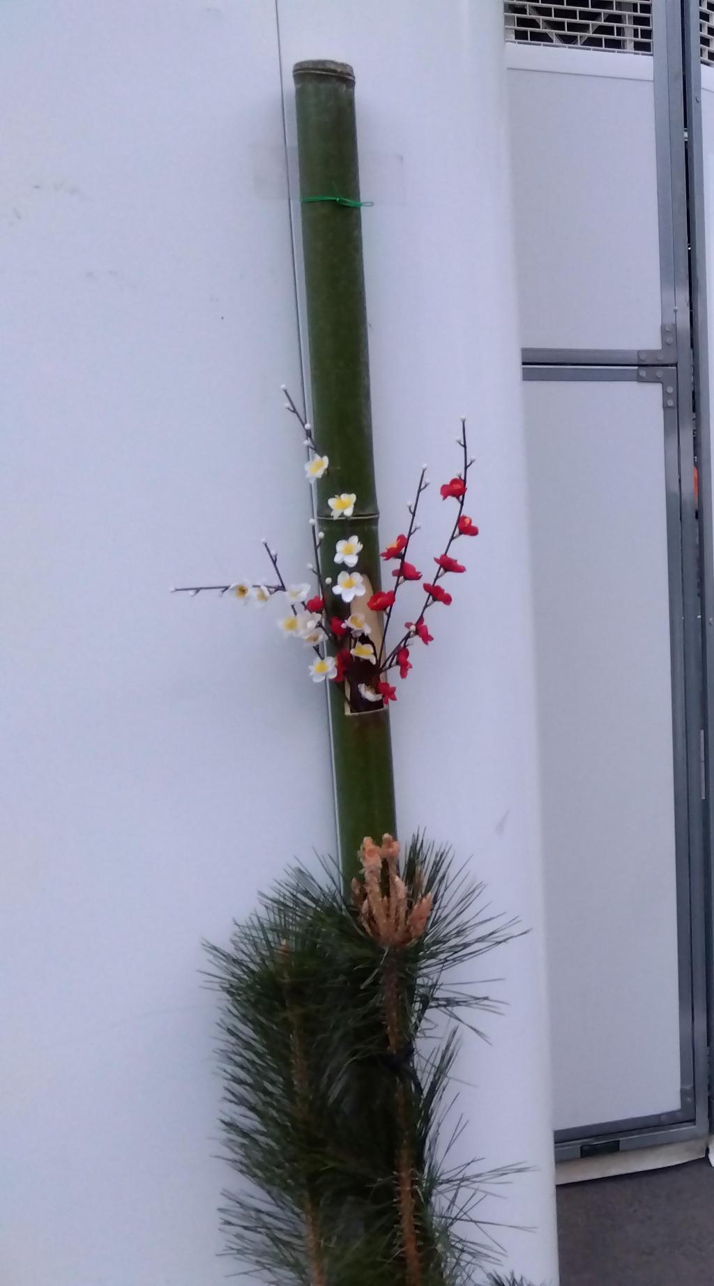 Pine decorations on the outer wall of the building under construction NIHONBASHI CITYPOP MUSEUM Construction Site Music and Flowers