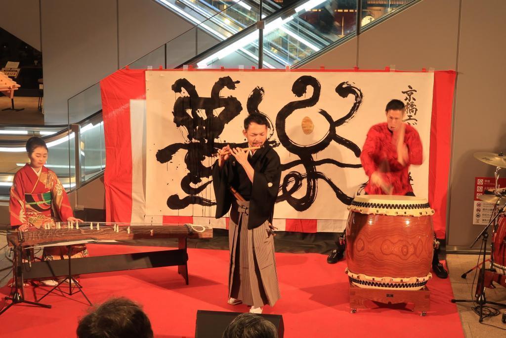 Finally, the best performance by a Japanese musical instrument master trio! Happy New Year 2025!
~ Kyobashi Edgran New Year Event ~
"I feel the New Year with Lion Dance, Yasugi Bushi, Japanese calligraphy Performance, Japanese Musical Band"