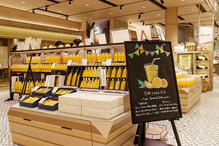  [Ginza 6-chome] "10FACTORY" is the only shop outside the prefecture from Ehime, a citrus kingdom.