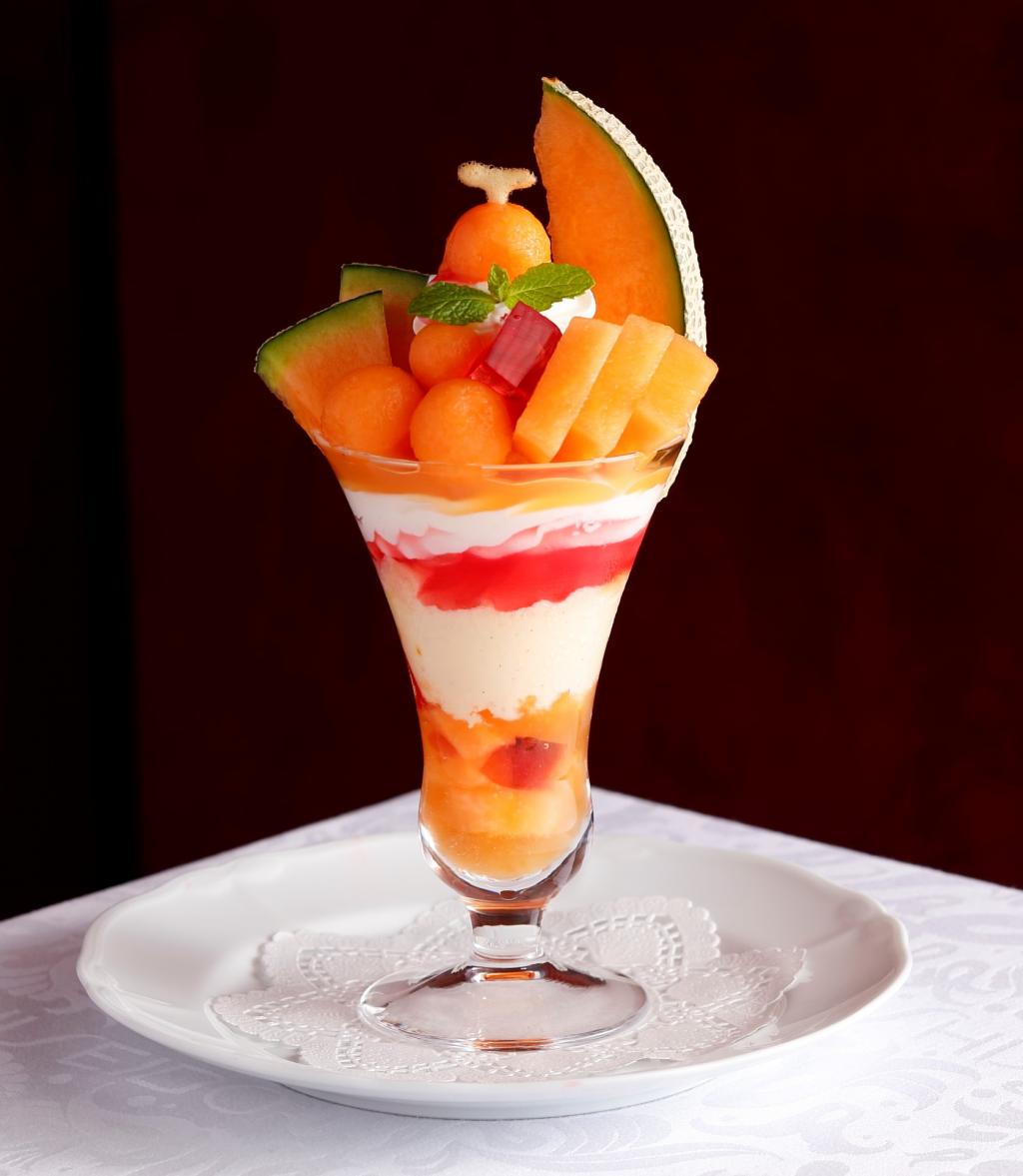 Furano Melon parfait from Furano City, Hokkaido 1,980 yen (tax included) 2019 Midsummer parfait is the second phase of the parfait fair in midsummer ~ Shiseido Parlour Ginza Main Store Salon de Cafe ~