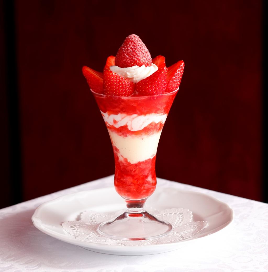 Strawberry parfait of Koihime from Shinshu Hata Kobo, Nagano Prefecture 1,890 yen (tax included) 2019 Midsummer parfait is the second start-Shiseido Parlour Ginza Main Store Salon de Cafe ~