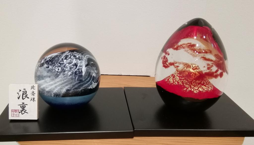 Left:　Hokusai Nami Back Right:　Akafuji FUSION FACTORY Summer Glass Exhibition-Nihonbashi Kiya Main Store izutuki-