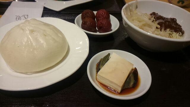 The meat buns are large, hot and delicious, and enjoy drinking tea dishes. Ginza Ishingo's 120-year-old authentic Chinese restaurant