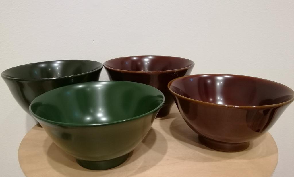 Left in front:　Rice bowl (meshiwan) Green 22,680 yen Before right:　Rice bowl tortoiseshell (bekko) 27,000 yen Back left:　Lotus bowl (Hasuwan) Green 32,400 yen Back right: Lotus bowl tortoiseshell 37,800 yen ring island lacquered bowl Masataka Tsuji and Ryosuke Yaemon Two-person exhibition-Nihonbashi Kiya Honten izutuki-