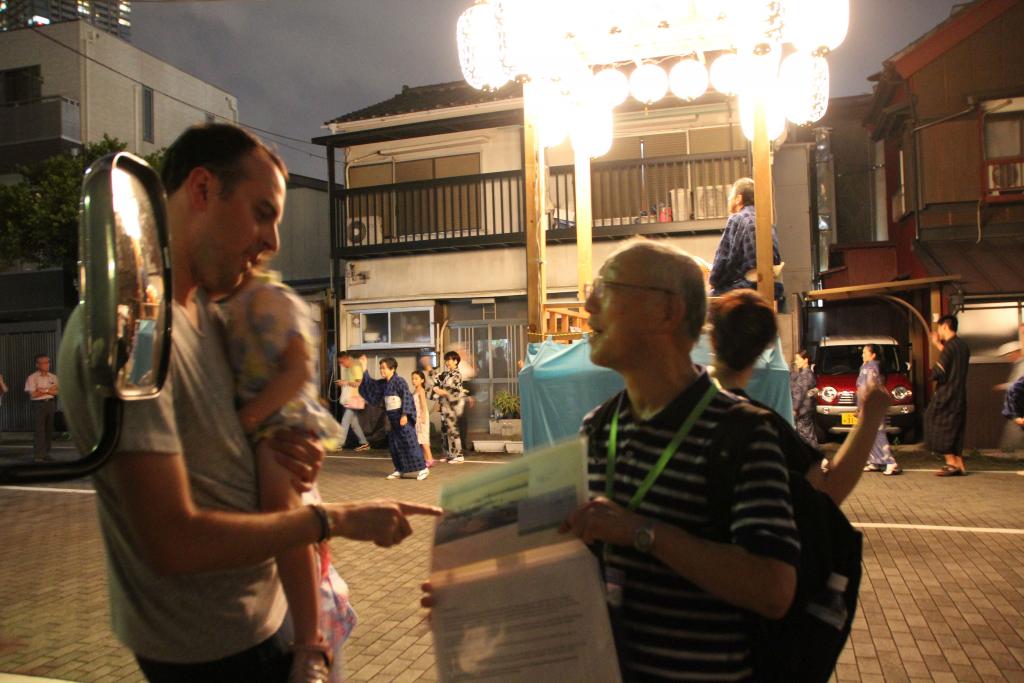 For French parents and children living on Tsukuda Island ... Interpreter experience with foreigners at "Bon of Tsukuda Island"