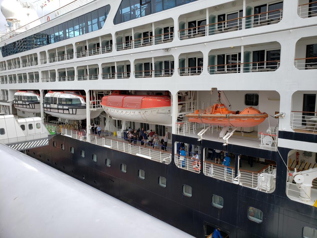 　 "Azamara Quest" was berthing at Harumi Wharf.