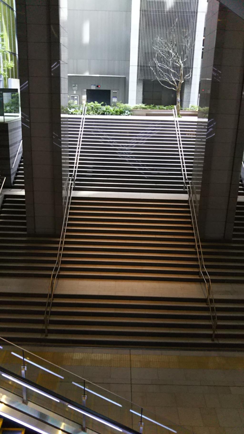 An open large staircase space "Kyobashi Edgran" Historical architecture, design-rich outdoor furniture, and open large staircases