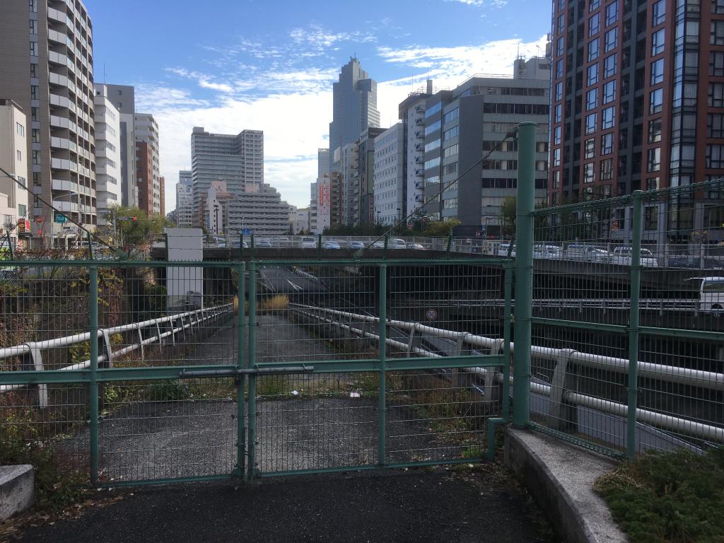  Walk along the ruins of the Tsukiji River!
