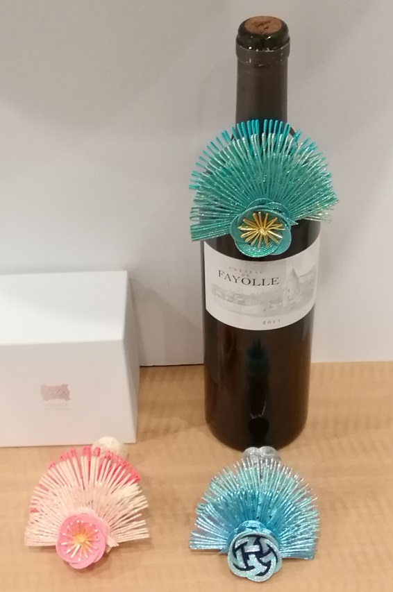 Bottle ribbon fan plum
3,520 yen each 5th exhibition of Hiromi Nagasawa, Hakata Mizuhiki
　~ Nihonbashi Kiya Main Store izutuki~