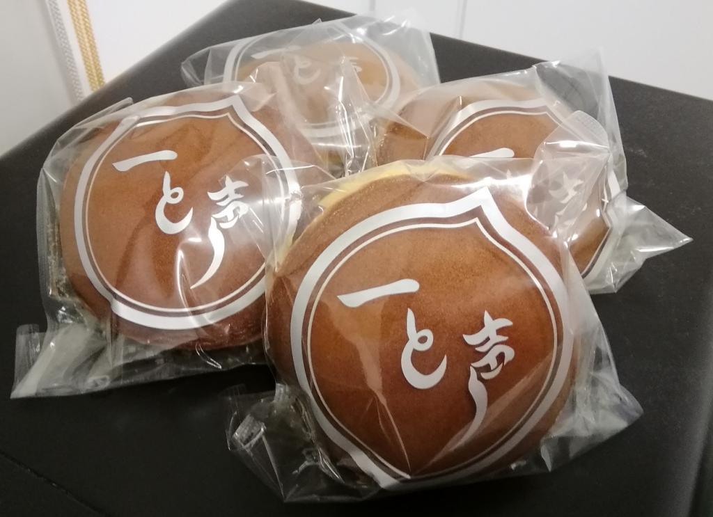 Dorayaki "One and Voice"
190 yen per piece That "happy hem" is Momoroku's dorayaki
　~ Momoroku Kyobashi~