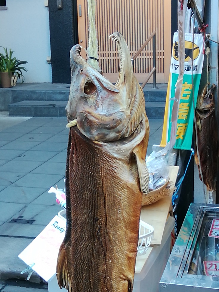 "Shakeko-san" in Tsukiji, southern nose bending, is very friendly.
　~ Salmon Shop Showa Food ~